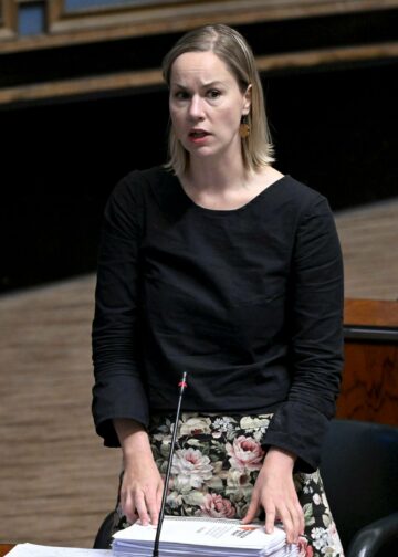 Hanna Sarkkisella oli kyselytunnilla mukanaan 35¿000 suomalaisen allekirjoittama vetoomus Palestiinan valtion tunnustamiseksi.
