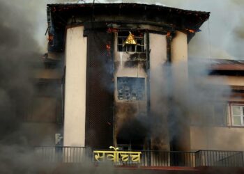 Liekit nielaisivat Nepalin korkeimman oikeuden rakennuksen Kathmandussa.