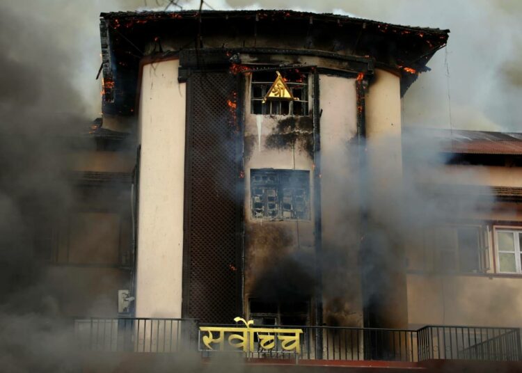 Liekit nielaisivat Nepalin korkeimman oikeuden rakennuksen Kathmandussa.