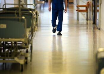 Tähdätäänkö hoitajien irtisanomisilla julkisen terveydenhuollon alasajoon?