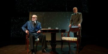 Kuvassa nuorempi Kekkonen (Janne Reinikainen, oik.) Paasikiven (Jukka Puotila) seurassa.