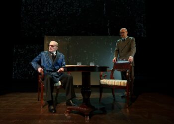 Kuvassa nuorempi Kekkonen (Janne Reinikainen, oik.) Paasikiven (Jukka Puotila) seurassa.