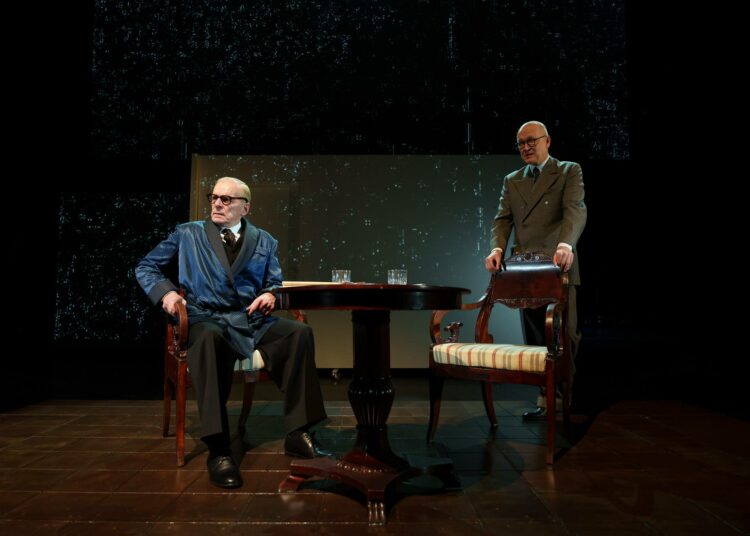 Kuvassa nuorempi Kekkonen (Janne Reinikainen, oik.) Paasikiven (Jukka Puotila) seurassa.