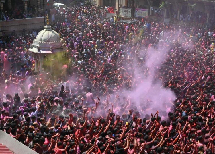 Toistuvat sodat Pakistanin kanssa ruokkivat epäluuloja muslimeja kohtaan Intian sisällä. Kuva on hinduseremoniasta Ahmedabadista.