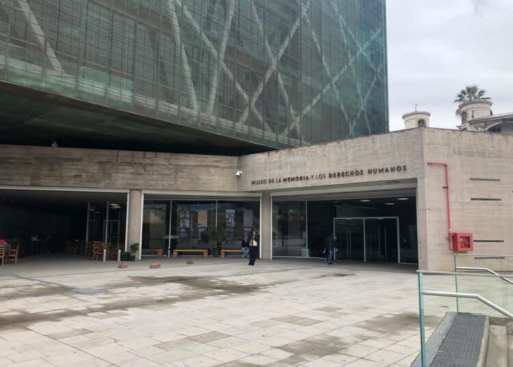 Muistin ja ihmisoikeuksien museorakennus sijaitsee Quinta Normalin alueella Santiagon länsiosassa. Museon vierailijoista 36 prosenttia on ulkomaalaisia, yli puolet on naisia ja kolmannes 19–30-vuotiaita.