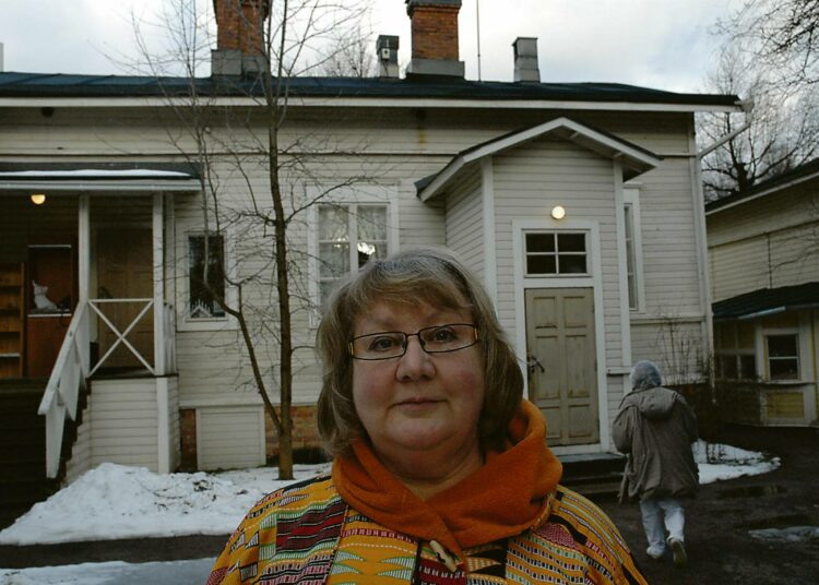 Veriruusut -romaanin tamperelaiset naiskaartilaiset Anneli Kanto on sijoittanut asumaan Amurin puutalokortteliin, jossa nykyisin toimii Amurin työläismuseo ja kahvila Amurin Helmi.