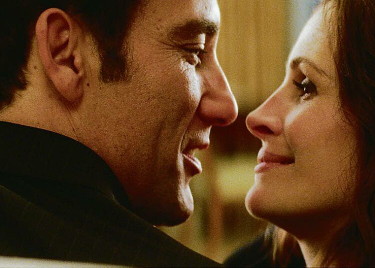 Clive Owen ja Julia Roberts testaavat kemioitaan romanttisessa huijausjännärissä ja vakoilukomediassa Kaksinaamaista peliä.