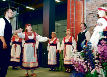 Inkerinsuomalaisten paluumuuttajien Tuulistullaa-ryhmä esittää perinteisiä inkeriläisiä kansantansseja ja -lauluja.