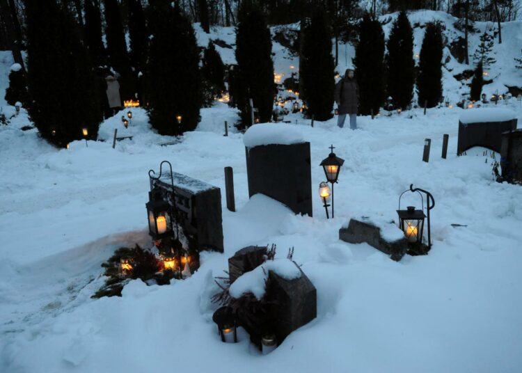 Kynttilöitä Malmin hautausmaalla.
