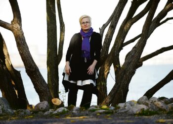 Kuinka moni voi pahoin vain siksi, että joutuu salaamaan läheisensä sairastumisen, Minna Sirnö kysyy.