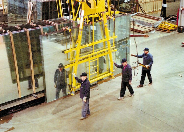 Nykyinen lisääntyvä tytäryhtiötalous rapauttaa ja tappaa kokonaisia toimialoja. Esimerkkinä tästä on lasiteollisuutta uhkaava näivettyminen.