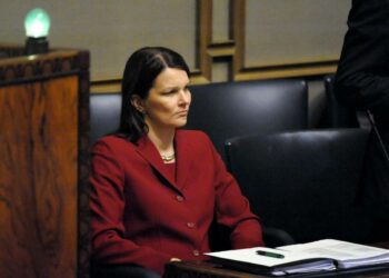 Pääministeri Mari Kiviniemen mukaan Suomi ei sitoutunut tukemaan talousvaikeuksissa kamppailevia euromaita entistä isommalla rahasummalla.