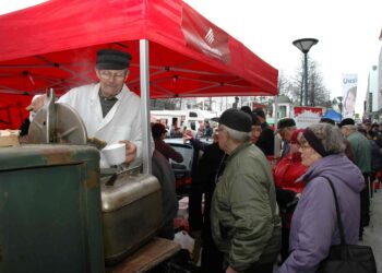 Leo Järvenpää kauhoi Hämeenlinnan torin laidalla halullisten kippoihin yli neljäsataa annosta maukasta hernekeittoa.