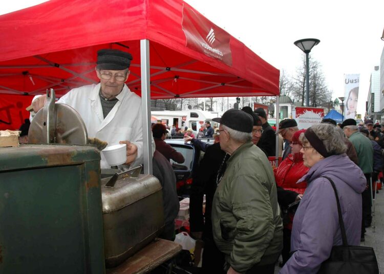 Leo Järvenpää kauhoi Hämeenlinnan torin laidalla halullisten kippoihin yli neljäsataa annosta maukasta hernekeittoa.