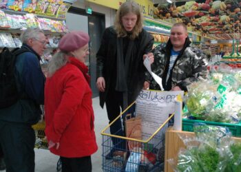 Kokkiopiskelijat Jani Spetke (oik.) ja Ilari Sirento keskustelevat ruokaostoksille tulleiden Maila ja Teuvo Pirisen kanssa.