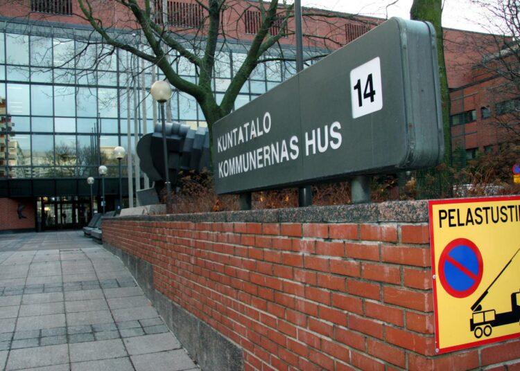Osa kunnista on uhannut jättää Kuntatalon, jos Kuntaliitto ei tiukenna kantaansa hallituksen valmistemaan kuntauudistukseen.
