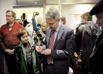 Pekka Haavisto jakoi nimikirjoituksia Pirkkalassa perjantaina.