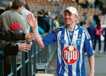 Aki Riihilahti juhlii Suomen mestaruutta Helsingissä 29. lokakuuta 2011.