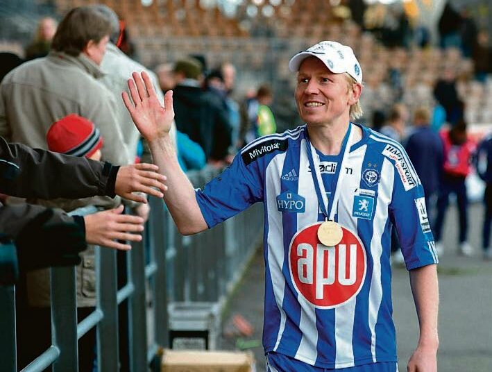 Aki Riihilahti juhlii Suomen mestaruutta Helsingissä 29. lokakuuta 2011.