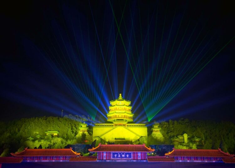 Muutama tuikku oli kaikesta huolimatta raaskittu sytyttää juhlistamaan vuoden vaihtumista Pekingin Kesäpalatsissa.