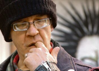 Dokumenttiprojekti: Kovasikajuttu on elokuva Suomen kovimmasta punk-yhtyeestä, Pertti Kurikan Nimipäivistä. Kuvassa kitaristi Pertti Kurikka.
