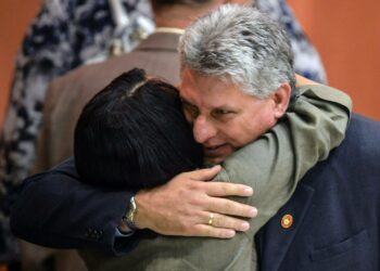 Miguel Díaz-Canel saa onnitteluja kansalliskokouksen istunnossa sunnuntaina Havannassa.