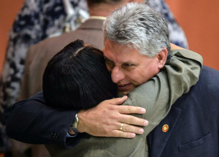 Miguel Díaz-Canel saa onnitteluja kansalliskokouksen istunnossa sunnuntaina Havannassa.
