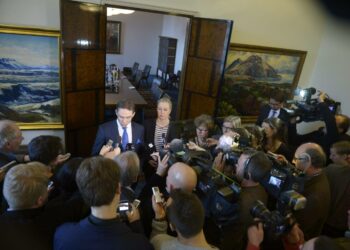 Pääministeri Jyrki Katainen ja valtiovarainministeri Jutta Urpilainen hallituksen ja opposition neuvotteluja koskevassa tiedotustilaisuudessa eduskunnassa tiistaina.