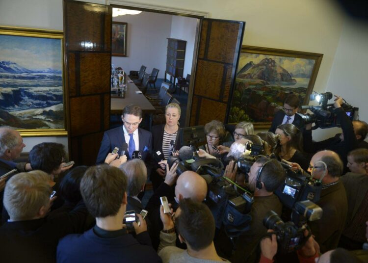 Pääministeri Jyrki Katainen ja valtiovarainministeri Jutta Urpilainen hallituksen ja opposition neuvotteluja koskevassa tiedotustilaisuudessa eduskunnassa tiistaina.