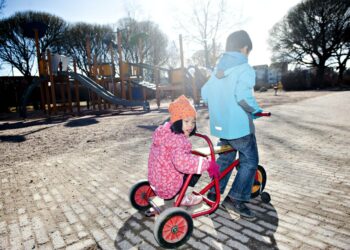 Lapsilisän leikkaus kattaa osan viime syksynä päätettyjen perhepoliittisten etujen heikennyksistä, kirjoittaa THL:n tutkimuspäällikkö Minna Salmi.