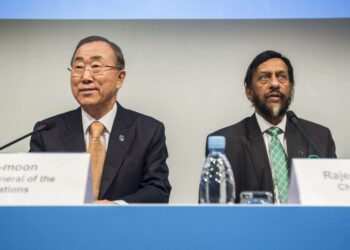 YK:n pääsihteeri Ban Ki-Moon ja kansainvälisen ilmastopaneelin IPCC:n Chairman Rajendra Pachauri julkistivat synteesin viidennestä arviointiraportista sunnuntaina Kööpenhaminassa.