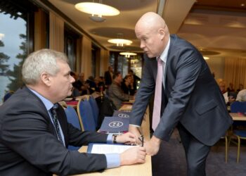 STTK:n puheenjohtaja Antti Palola (oik.) ja valtiovarainministeri Antti Rinne STTK:n edustajiston kokouksessa keskiviikkona.