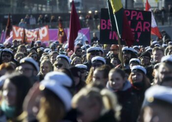 Noin tuhat opiskelijaa ympäri Suomea oli kokoontunut Helsinkiin Kansalaistorille osoittamaan mieltään. Tapahtuma sai kannatusta myös internetissä. Facebookissa tapahtuma keräsi yli 7 000 osallistujaa.