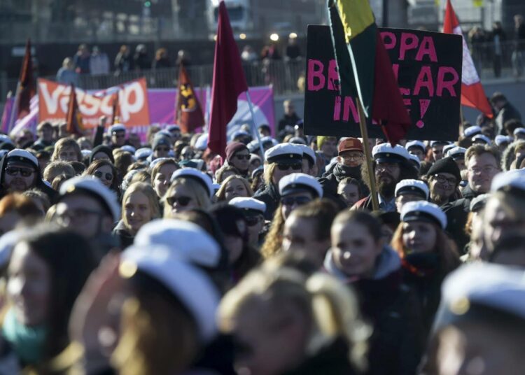 Noin tuhat opiskelijaa ympäri Suomea oli kokoontunut Helsinkiin Kansalaistorille osoittamaan mieltään. Tapahtuma sai kannatusta myös internetissä. Facebookissa tapahtuma keräsi yli 7 000 osallistujaa.