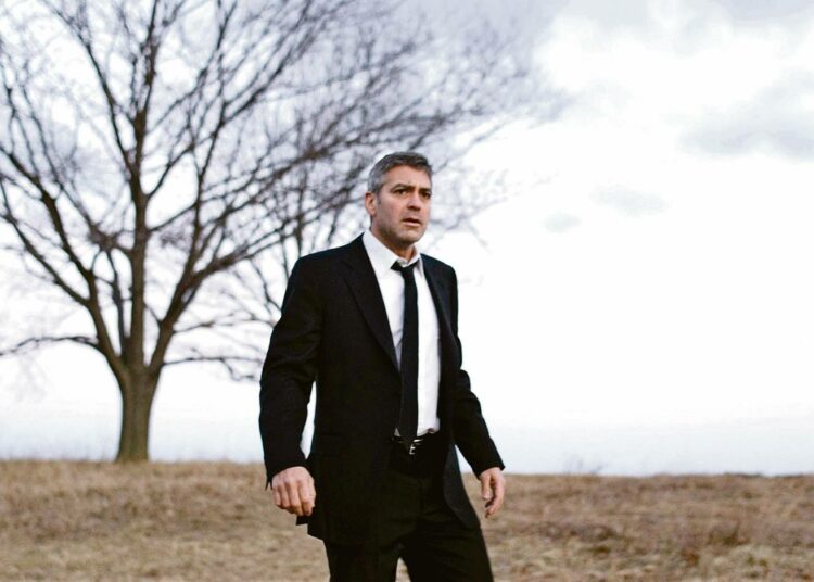 Michael Clayton on trilleri lakifirman velkoihin ajatuneesta fikseristä (George Clooney, kuvassa), joka joutuu murhayritysten kohteeksi firman puidessa mehevää riitaa suuryrityksen kanssa.