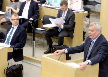 SDP:n puheenjohtaja Antti Rinne esiintyi tiistaina eduskunnassa ensi kerran oppositiojohtajana. Vaalien jälkeen puolueen kannatus on jatkanut laskuaan.