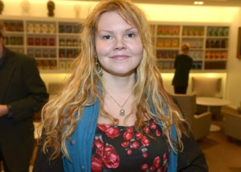 Kirjailija Katja Kettu kertoo kirjoistaan Varjokirjamessuilla Rauhanasemalla lauantaina.