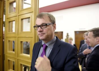 Pääministeri Juha Sipilän pakkolakien esteenä on monta kansainvälistä sopimusta.