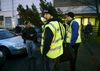 PAU:n lakkovahteja Helsingin Postikeskuksen pihalla Helsingissä 19. marraskuuta 2015. Postilakko sai paljon huomiota, mutta ei muuta kokonaiskuvaa Suomen hyvästä työrauhasta.