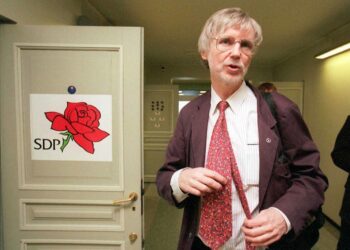 Erkki Tuomioja tulossa SDP:n eduskuntaryhmän kokouksesta vuonna 1997.