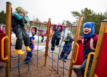 Lapsia kiipeilemässä Suotorpan päiväkodin pihalla Kustavissa.