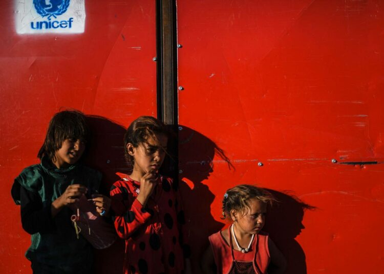 Kodittomiksi joutuneita syyrialaislapsia jonottamassa vessaan Ain Issan pakolaisleirissä.