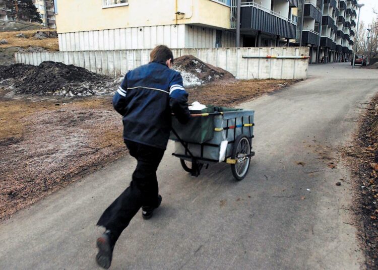 TEAMin puheenjohtaja Heli Puura ja PAU:n puheenjohtaja Heidi Nieminen vetoavat Postiin. Työehtoshoppailu on moraalitonta ja palkanalennukset voivat karkottaa osaavan henkilöstön.
