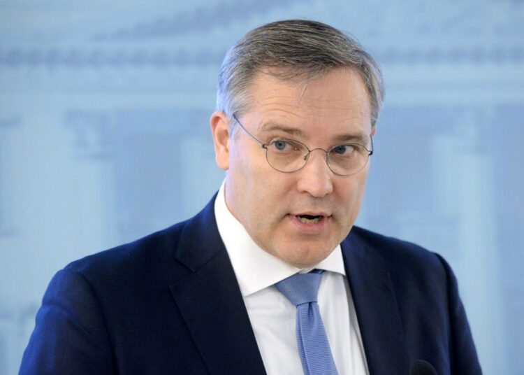Suomen Yrittäjien toimitusjohtaja Mikael Pentikäinen väitti kasvun olevan huteralla pohjalla ja vaati palkkamalttia.
