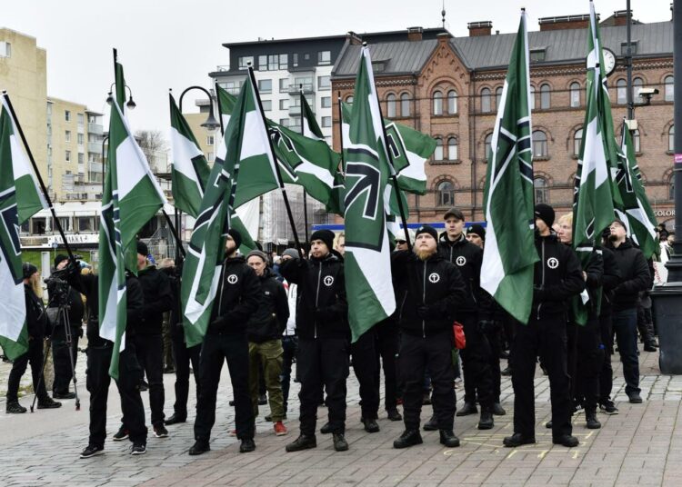 Uusnatsit kokoontuivat Tampereen Laukontorilla.