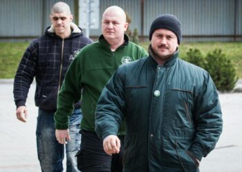 Äärioikeiston Kansanpuolueen johtaja Marian Kotleba (edessä) henkivartijoineen maaliskuussa 2016 otetussa kuvassa.