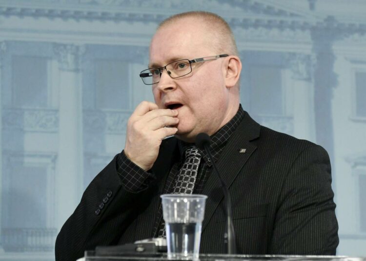 Työministeri Jari Lindström työ- ja elinkeinoministeriön tilaisuudessa torstaina.
