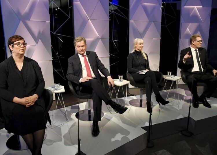 Merja Kyllönen, Sauli Niinistö, Laura Huhtasaari ja Matti Vanhanen Ylen järjestämässä presidenttiehdokkaiden vaalitentissä.