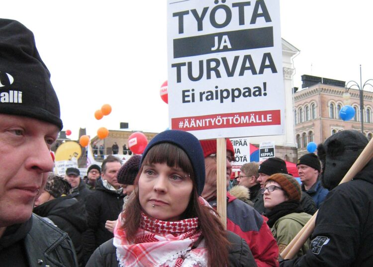 Juha Pakarinen ja Sari Antikainen Pohjois-Karjalasta vaativat hallitusta pitämään sopimuksista kiinni.