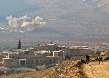 Turkin liittolaisina toimivan FSA:n joukot tarkkailevat tulituksen tehoa al-Amudin kylässä Pohjois-Syyrian Afrinissa.